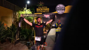 Juan Jesús Cuenca, tras cruzar la meta en solitario en el Parque de San Amaro