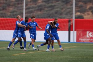 Los jugadores del Ceuta B celebran el primer gol de Moussa Sissokho