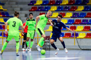 El finlandés del Ceutí Lassi Lintula intenta zafarse de un contrario 