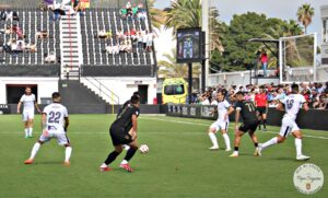 Una imagen del partido del Ceuta contra el Intercity, uno de los equipos que no jugarán este fin de semana 