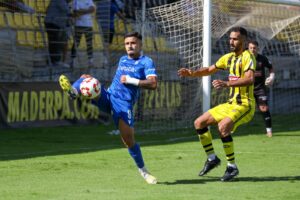 Diego controla el balón ante un jugador del San Roque de Lepe 