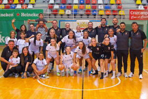 El presidente del Ceuta, Luhay Hamido, celebra con las jugadoras y el cuerpo técnico el nuevo triunfo