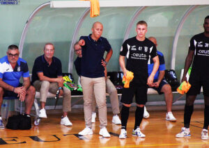 Pepe Narváez da instrucciones a Lintula antes de entrra en la pista contra el Leganés