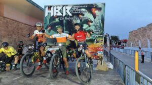 Los ciclistas han ido tomando la salida de tres en tres 