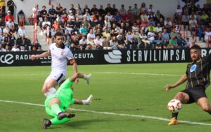 La expulsión de Rodri Ríos condenó al Ceuta en la porimera vuelta ante el Intercity (0-2)
