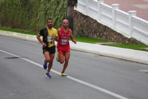 Vilal Ahmed (d), que ha ganado la prueba de 10 kilómetros, junto a Hassan Amar, tercero en la Media Maratón 