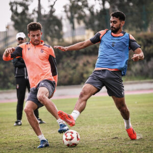 Yago Cantero y Sofiane disputan un balón en un entrenamiento ante la mirada de José Juan Romero