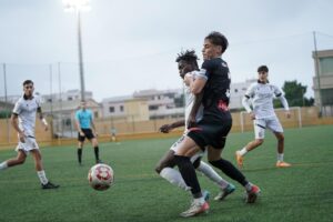 El delantero local Moussa disputa el balón con el lucentino Pedro Morillo