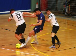 El visitante Manu, entre Mauro y Mariano, en un ataque de los maños 