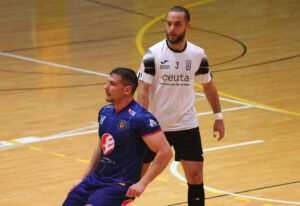 Víctor Arévalo, emparejado con el corpulento Iván Romero 