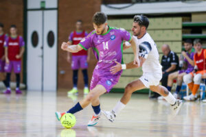 El argentino Mauro intenta frenar a su compatriota Rosental 