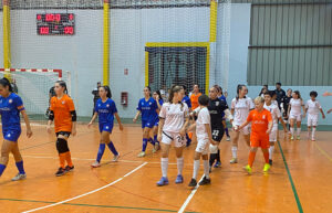 Los dos equipos ceutíes, saltando a la pista del pabellón La Libertad 📷 Rafa Peña 