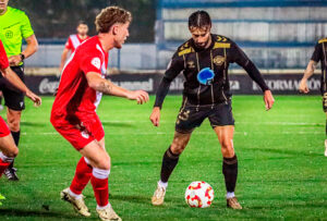 El ex del Ceuta Ñito González, ante un jugador del Sevilla Atletico