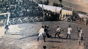 Imagen del partido inaugural del viejo estadio Alfonso Murube 