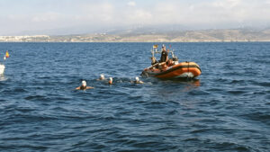 Un grupo de nadadores, realizando el cruce del Estrecho este año