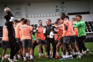 Los jugadores del Ceuta bromean con su entrenador tras felicitarle por su cincuenta cumpleaños