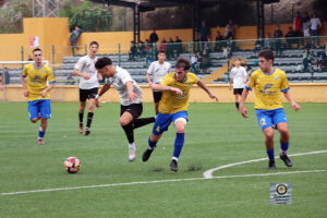 Un momento del duelo entre UCIDCE y Tomares en el José Benoliel 