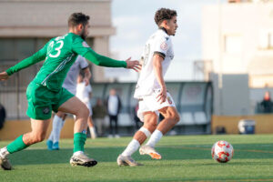 Yassin, perseguido por un jugador del Inter Sevilla en el partido de la semana pasada 