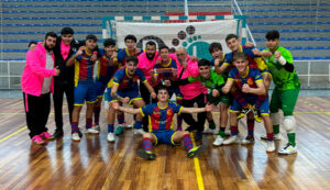 Los integrantes del Puerto celebran su victoria en Albolote 