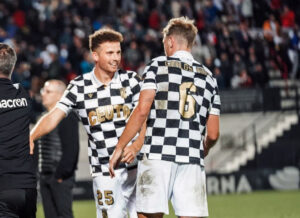 Yago cantero celebra con Carlos Hernández uno de los goles del Ceuta 