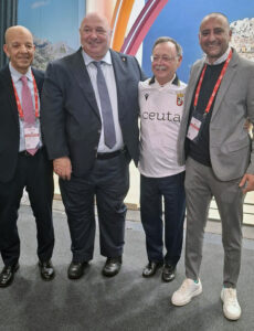 Juan Vivas, con la camiseta del Ceuta, junto a Chaib Mohamed, Nicola Cecchi y Luhay Hamido