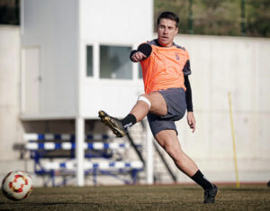 Dani Aquino golpea el balón en un entrenamiento en la Pista de Atletismo