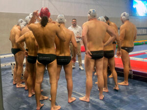 Peter Kubiscko, dando las últimas consignas a sus jugadores antes de dar comienzo el partido