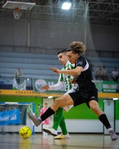 Amin Benslama disputa un balón con un contrario en el partido de la primera vuelta (11-5)
