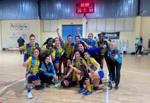 Las jugadoras del Estudiantes celebran su victoria en Mijas