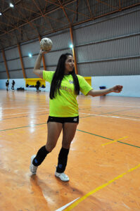Mica, lanzando a portería en un entrenamiento del Estudiantes