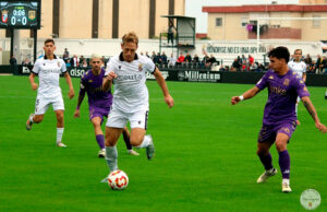 Carlos Hernández, con el balón, durante el Ceuta-Alcorcón de la primera vuelta 