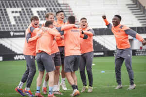 Los jugadores del Ceuta esperan celebrar una victoria más en el Murube 