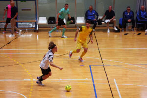 El francés Amin avanza con el balón en el choque de este sábado