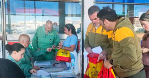 Deportistas foráneos, recogiendo su dorsal este domingo en Algeciras