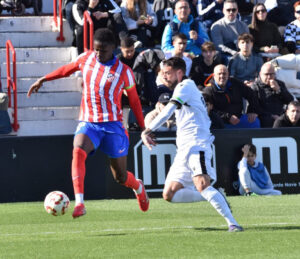 Cristian presiona al jugador del filial atlético Selu Diallo