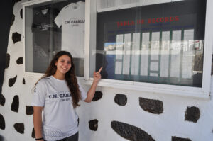 Marina, junto a la tabla de récords de los nadadores del CN Caballa