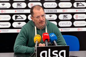 José Juan Romero, entrenador de la AD Ceuta, ha felicitado a sus jugadores