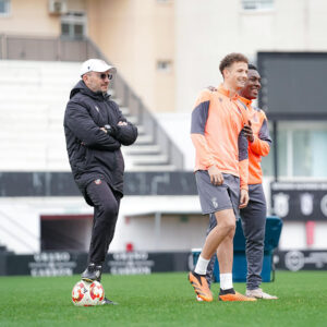 José Juan Romero, junto a Yago Cantero y Koné, en el entrenamiento de este viernes 
