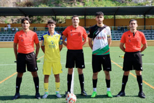 Los capitanes de Cádiz y Sporting Atlético, junto al trío arbitral