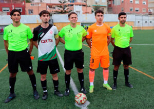 Los capitanes de Sporting y Talavera, con el trío arbitral