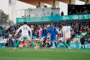 Dani Aquino golpea el balón durante el partido de este domingo en El Palmar