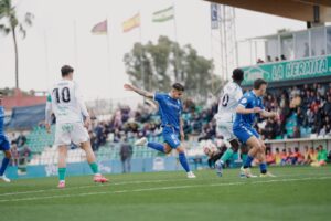 Kuki Zalazar dispara a puerta durante el choque contra el Sanluqueño