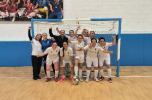 Las integrantes del Ceuta Femenino B celebran el título conquistado