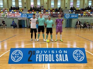 Los capitanes, junto a la pareja arbitral, antes de dar comienzo el partido 