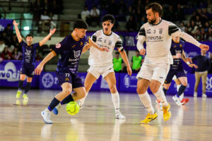 Nacho Torres y Víctor Arévalo intentan frenar el avance de un jugador alzireño