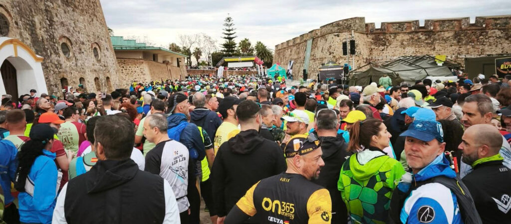 Corredores y marchadores, a punto de tomar la salida en la edición del pasado año