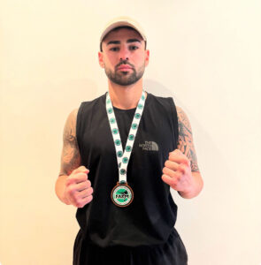Alejandro Jaramillo posa con su medalla de bronce