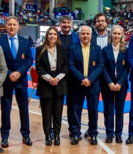Rosa Ruiz, la segunda por la izquierda, junto al presidente de la RFEK y otros directivos 