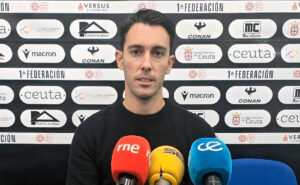 Javi Medina, entrenador del Antequera, este domingo en la sala de prensa del Murube 