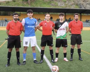 Los capitanes de San Fernando y Sporting, con el trio arbitral 